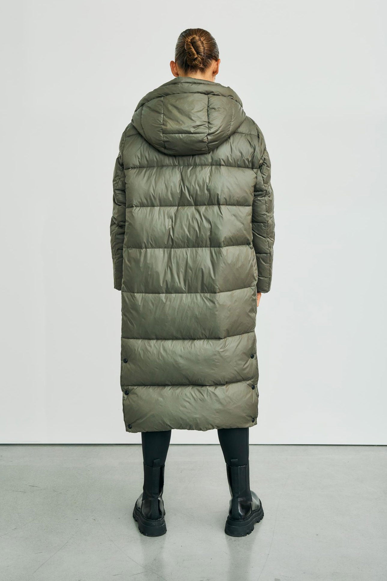 https://content.storeinfo.nl/applicatie/img/978/20251004162919_1779582_WblpennydowncoatOliveNight33.jpg