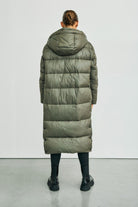 https://content.storeinfo.nl/applicatie/img/978/20251004162919_1779582_WblpennydowncoatOliveNight33.jpg