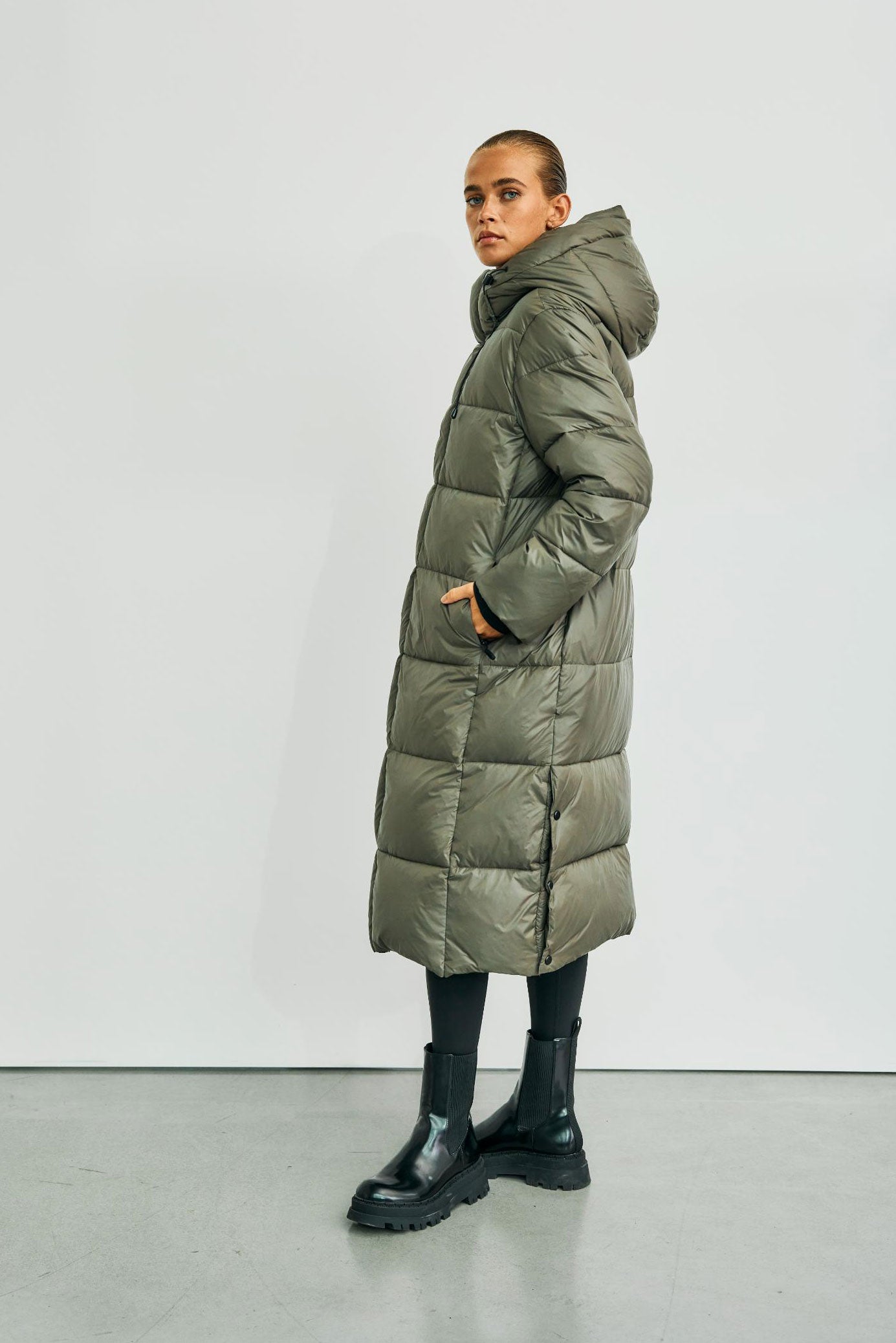 https://content.storeinfo.nl/applicatie/img/978/20251004162927_1774054_WblpennydowncoatOliveNight43.jpg