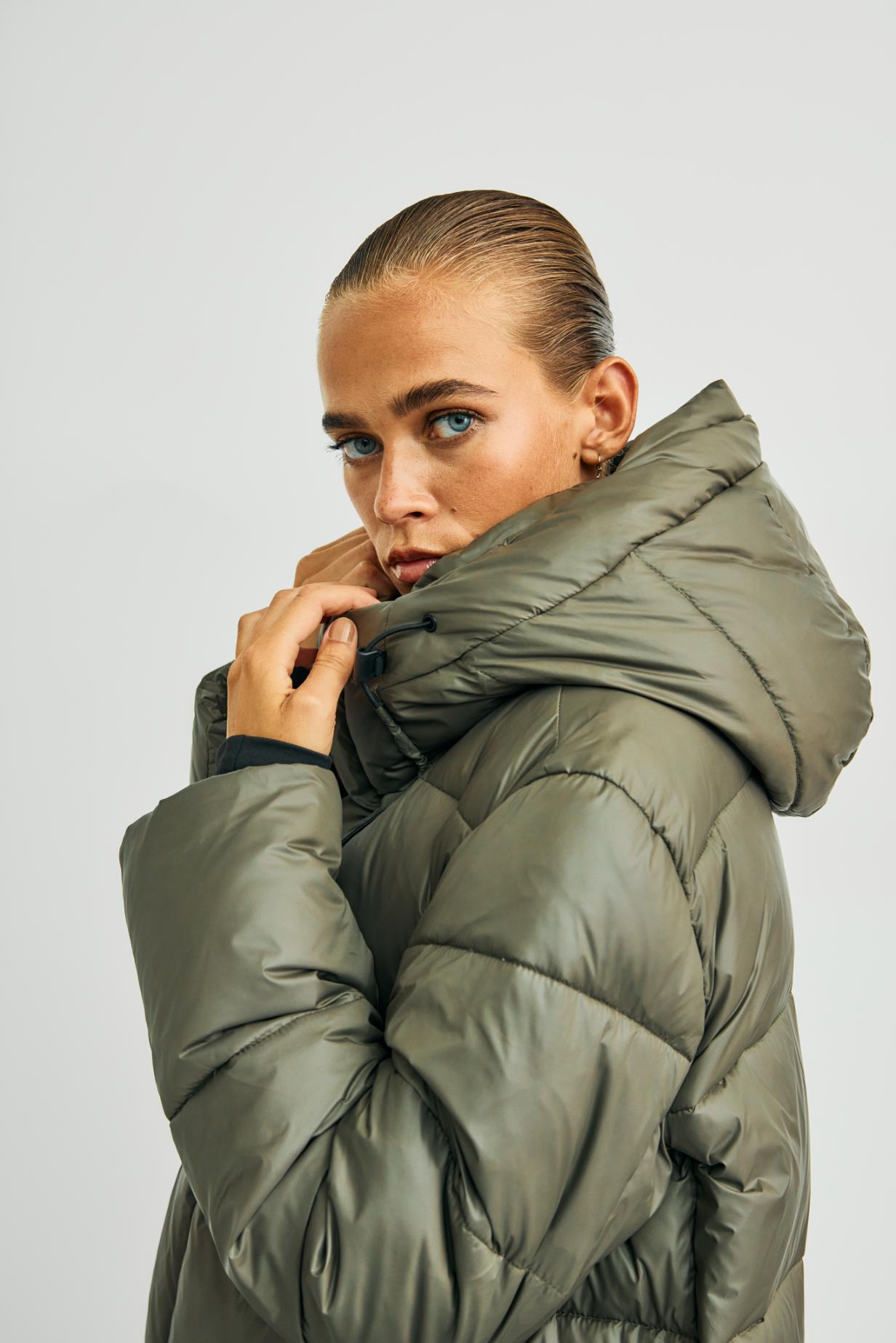 https://content.storeinfo.nl/applicatie/img/978/20251004162933_1774054_WblpennydowncoatOliveNight53.jpg