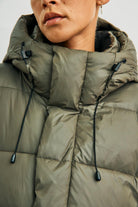 https://content.storeinfo.nl/applicatie/img/978/20251004162944_1776300_WblpennydowncoatOliveNight73.jpg