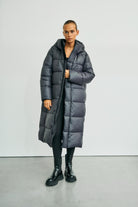 https://content.storeinfo.nl/applicatie/img/978/20251004163000_1779711_Wblpennydown20coattornadogrey3.jpg