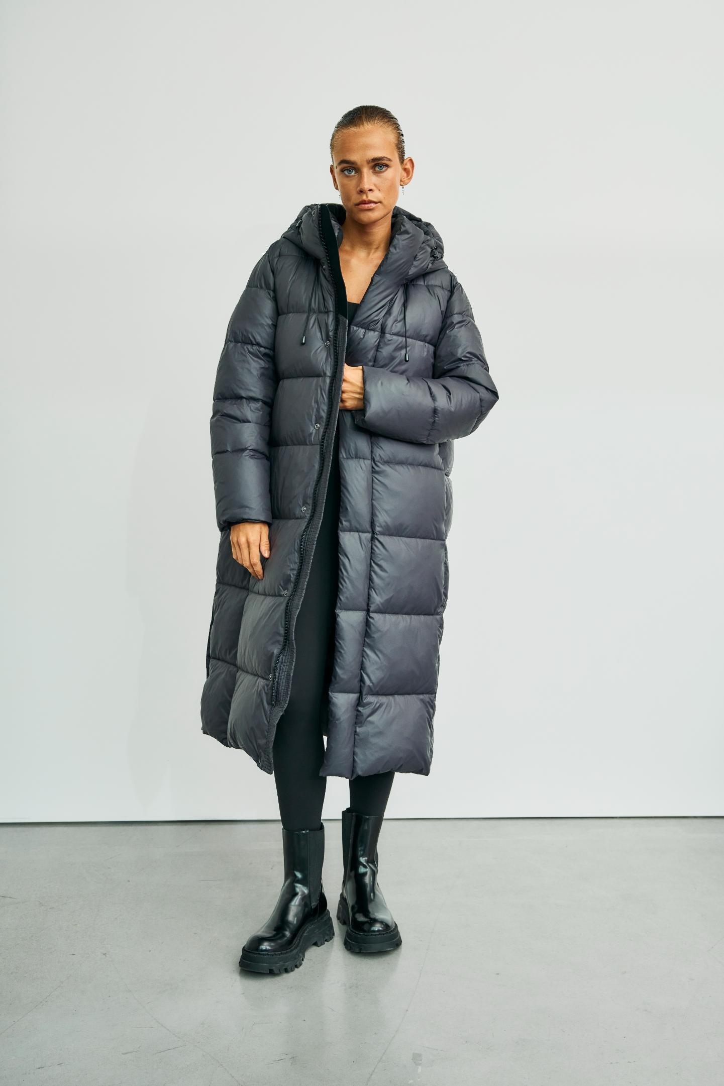 https://content.storeinfo.nl/applicatie/img/978/20251004163000_1779711_Wblpennydown20coattornadogrey3.jpg
