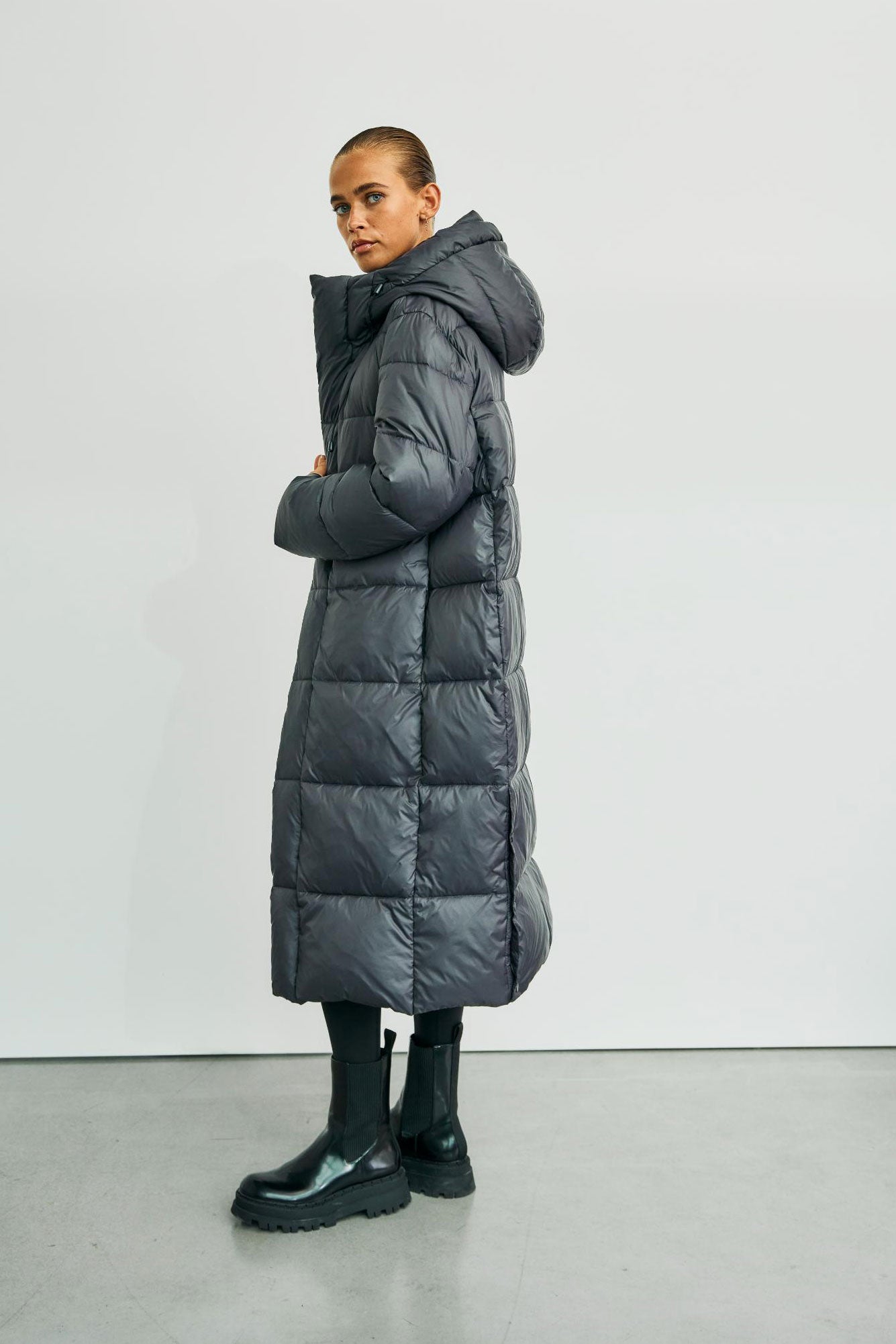 https://content.storeinfo.nl/applicatie/img/978/20251004163009_1779587_Wblpennydown20coattornadogrey23.jpg