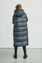 https://content.storeinfo.nl/applicatie/img/978/20251004163034_1774054_Wblpennydown20coattornadogrey33.jpg