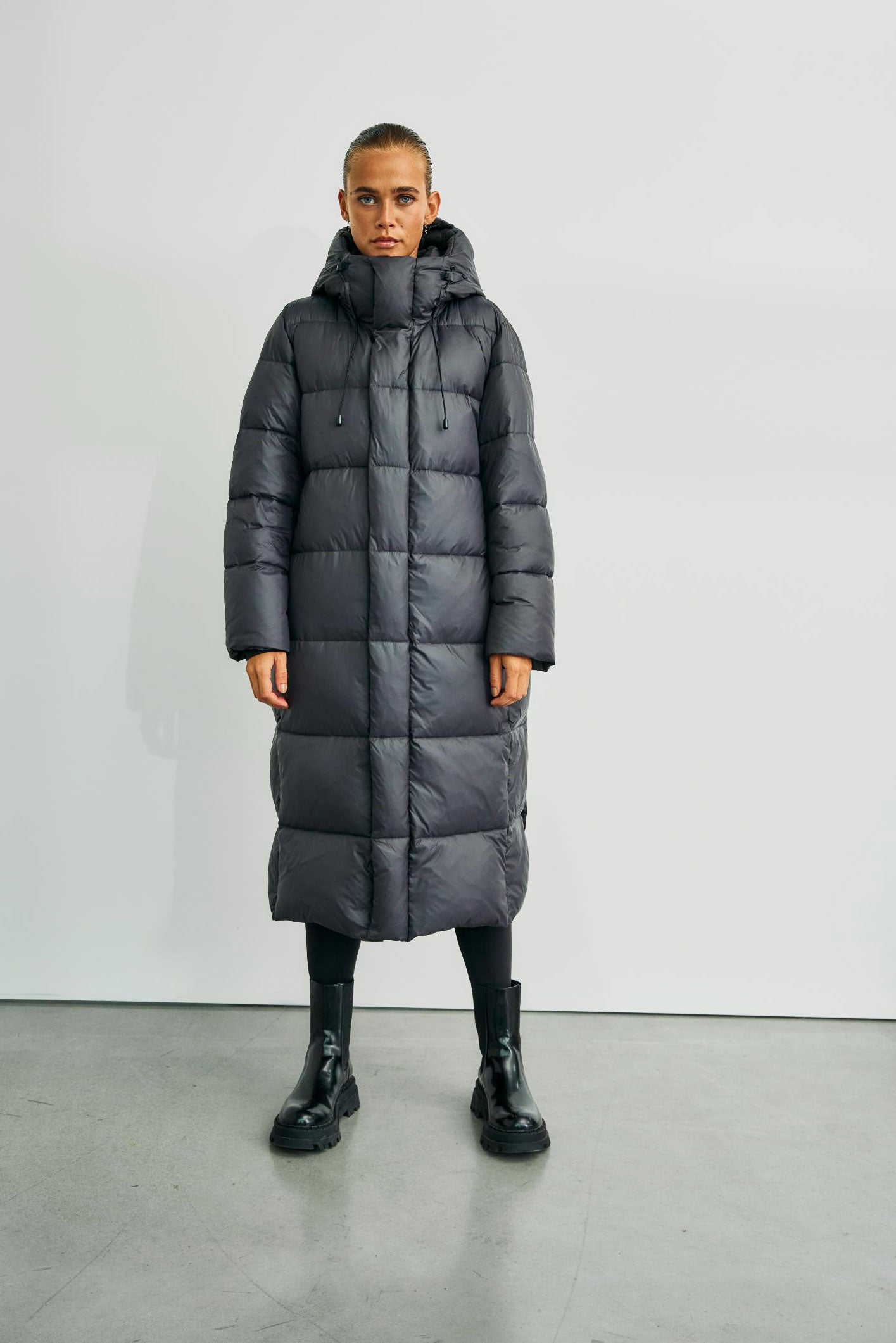 https://content.storeinfo.nl/applicatie/img/978/20251004163042_1779587_Wblpennydown20coattornadogrey43.jpg