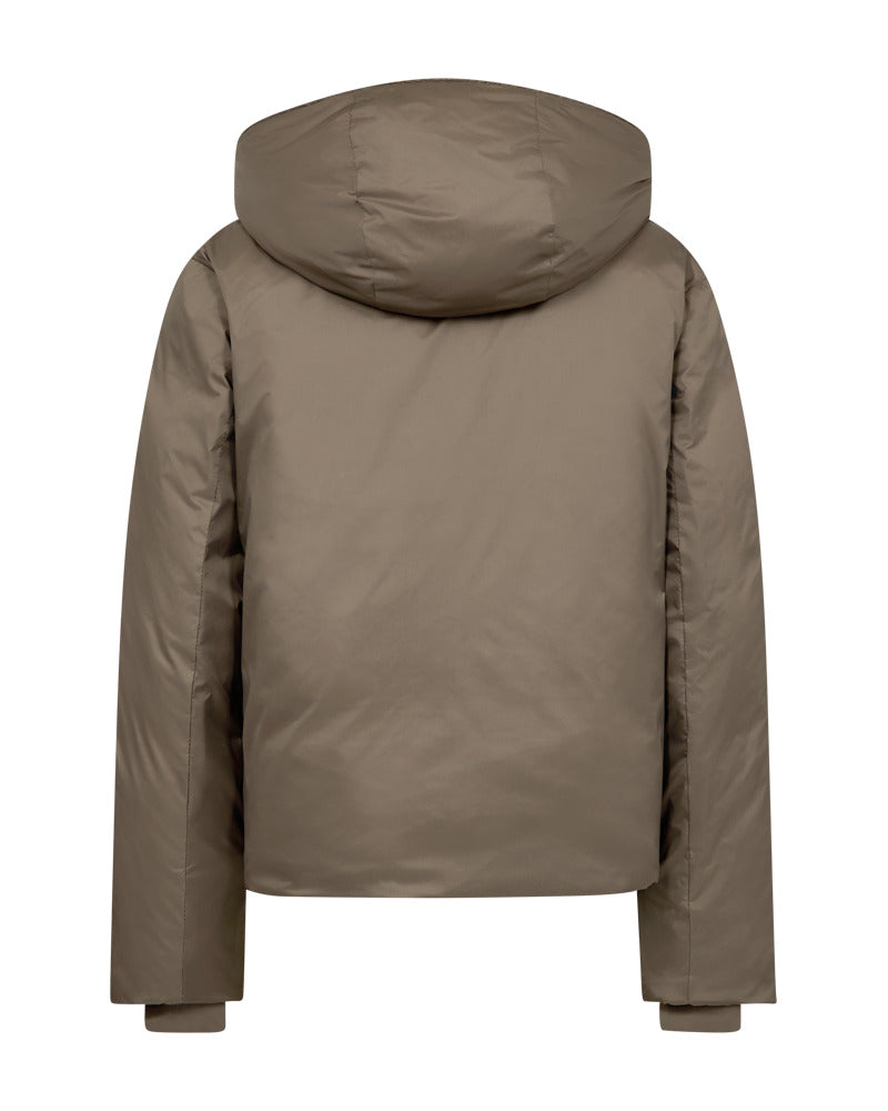 https://content.storeinfo.nl/applicatie/img/978/20251012151647_2908991_packshot22065598348Back1FQPRALAJACKETMorel.jpg