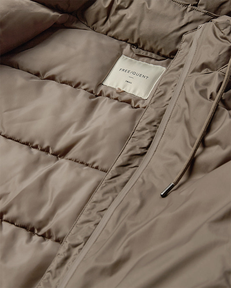 https://content.storeinfo.nl/applicatie/img/978/20251012151654_2899635_packshot22065598348Details1FQPRALAJACKETMorel.jpg