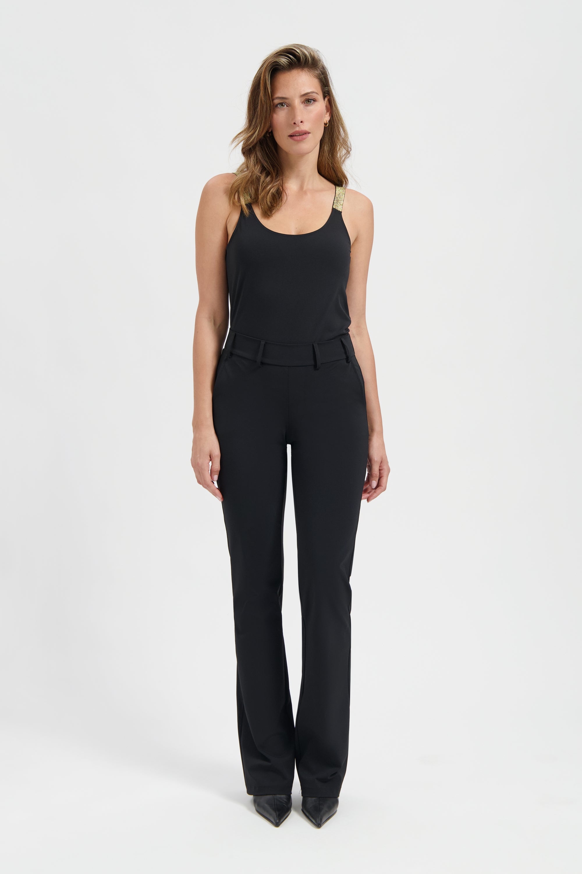 https://content.storeinfo.nl/applicatie/img/978/20260329142522_2407707_PoppyFlaredTuesdayBlackFullbodyFront2.jpg