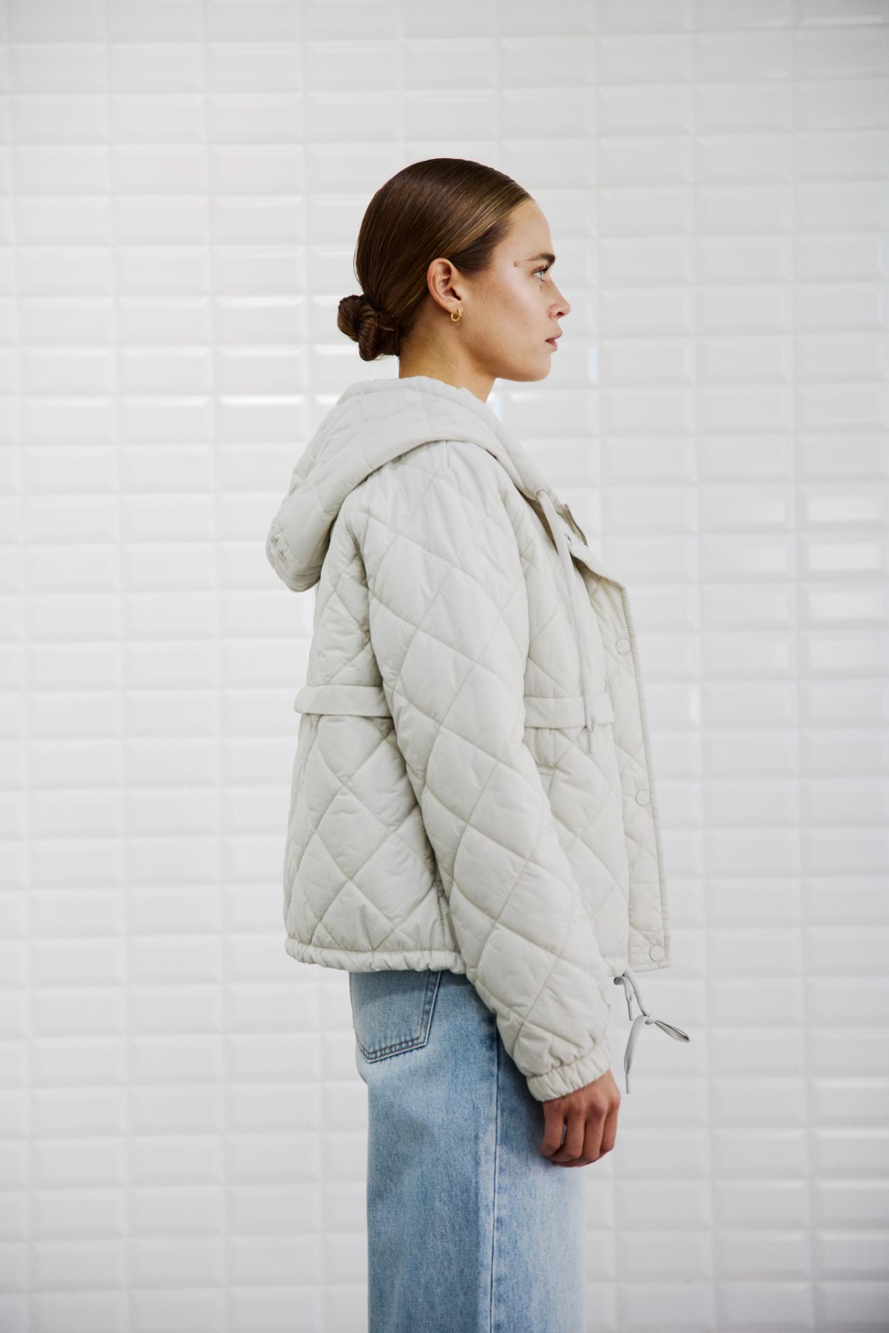 https://content.storeinfo.nl/applicatie/img/978/20260406135032_3347195_WblastridQuiltedJacketBirch00006.jpg