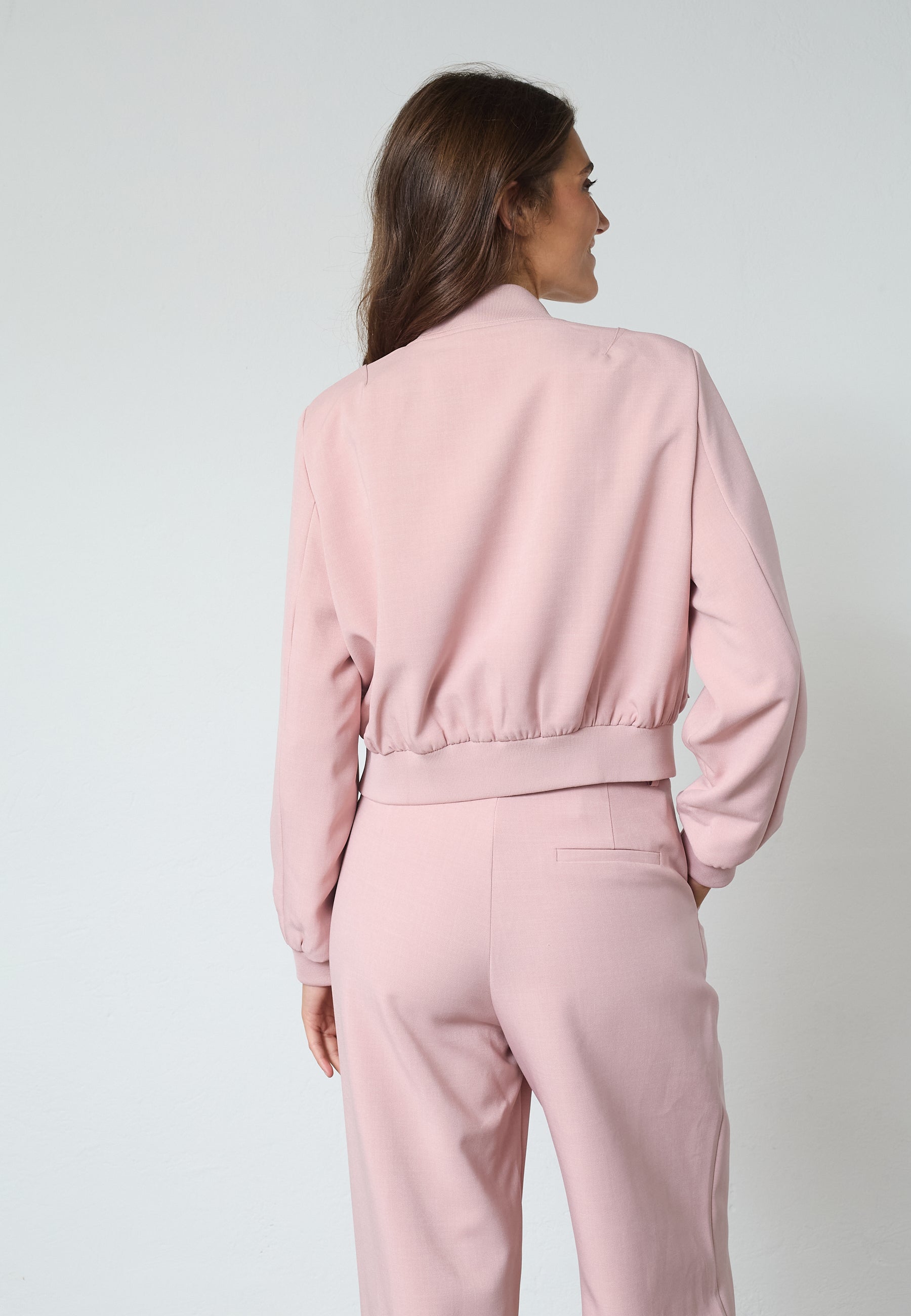 https://content.storeinfo.nl/applicatie/img/978/20260503165904_3861554_19056GARWINJA20mauveLICHTROZESistersPoint3.jpg