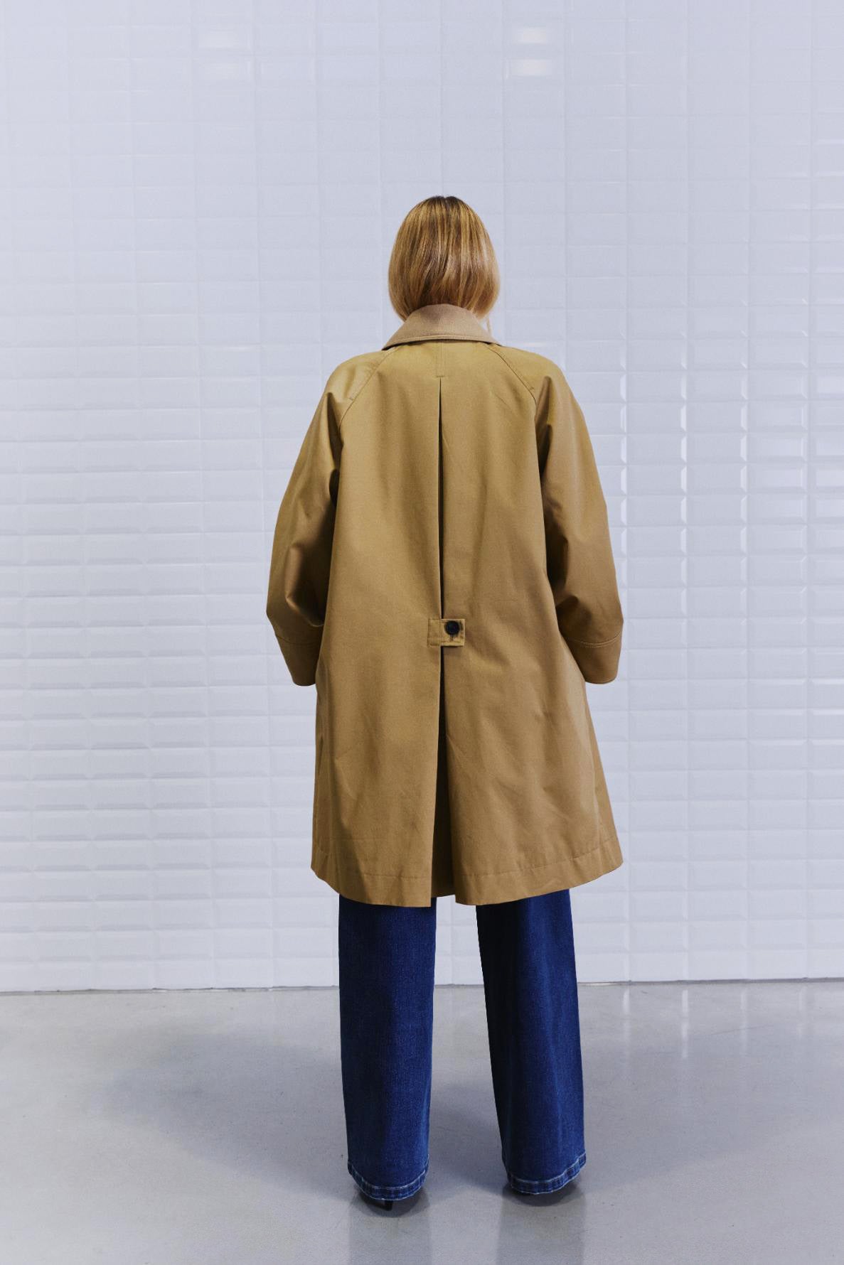https://content.storeinfo.nl/applicatie/img/978/20260804103216_1984920_WblalaiaCarcoatDarkCamel63.jpg