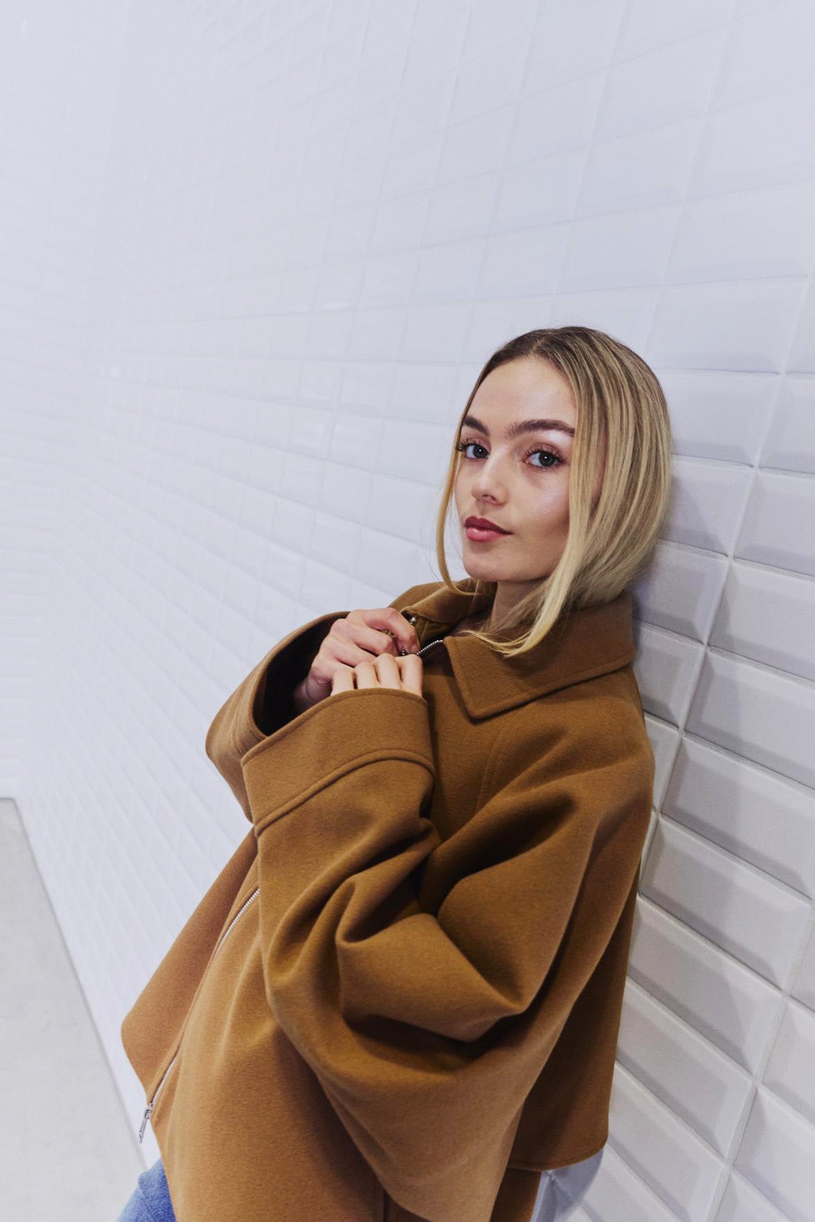https://content.storeinfo.nl/applicatie/img/978/20260804111859_1989093_WbljackieBatsleeveJacketCamel1.jpg