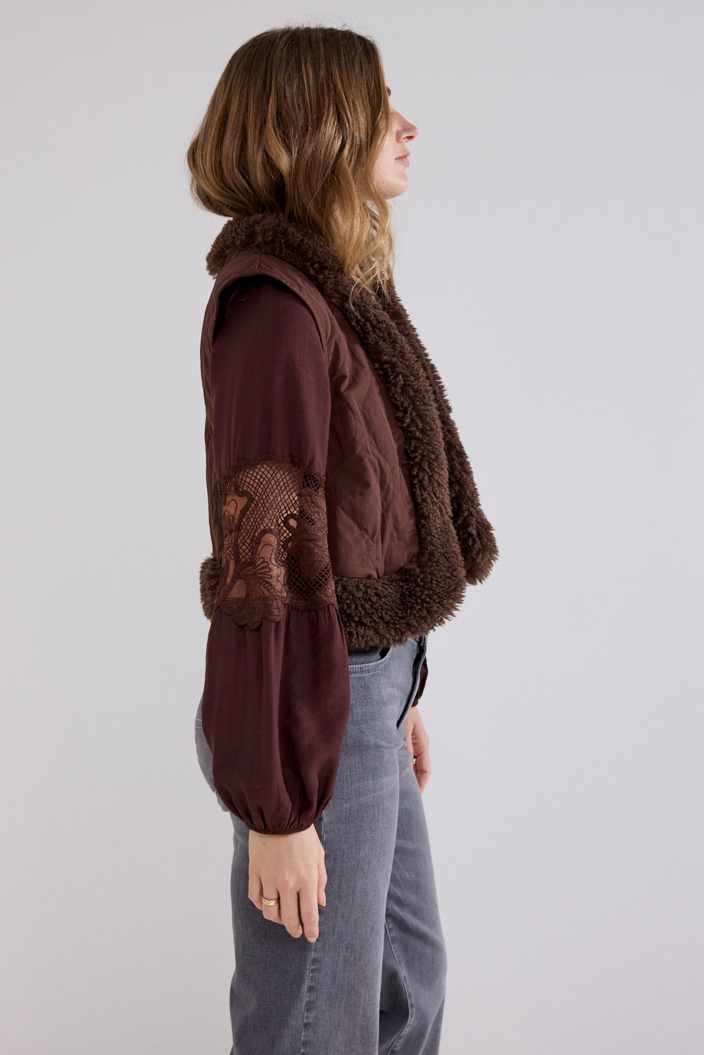 https://content.storeinfo.nl/applicatie/img/978/20260821173343_896242_Tramontanafauxfurdetailedvest2.jpg