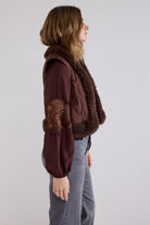 https://content.storeinfo.nl/applicatie/img/978/20260821173343_896242_Tramontanafauxfurdetailedvest2.jpg