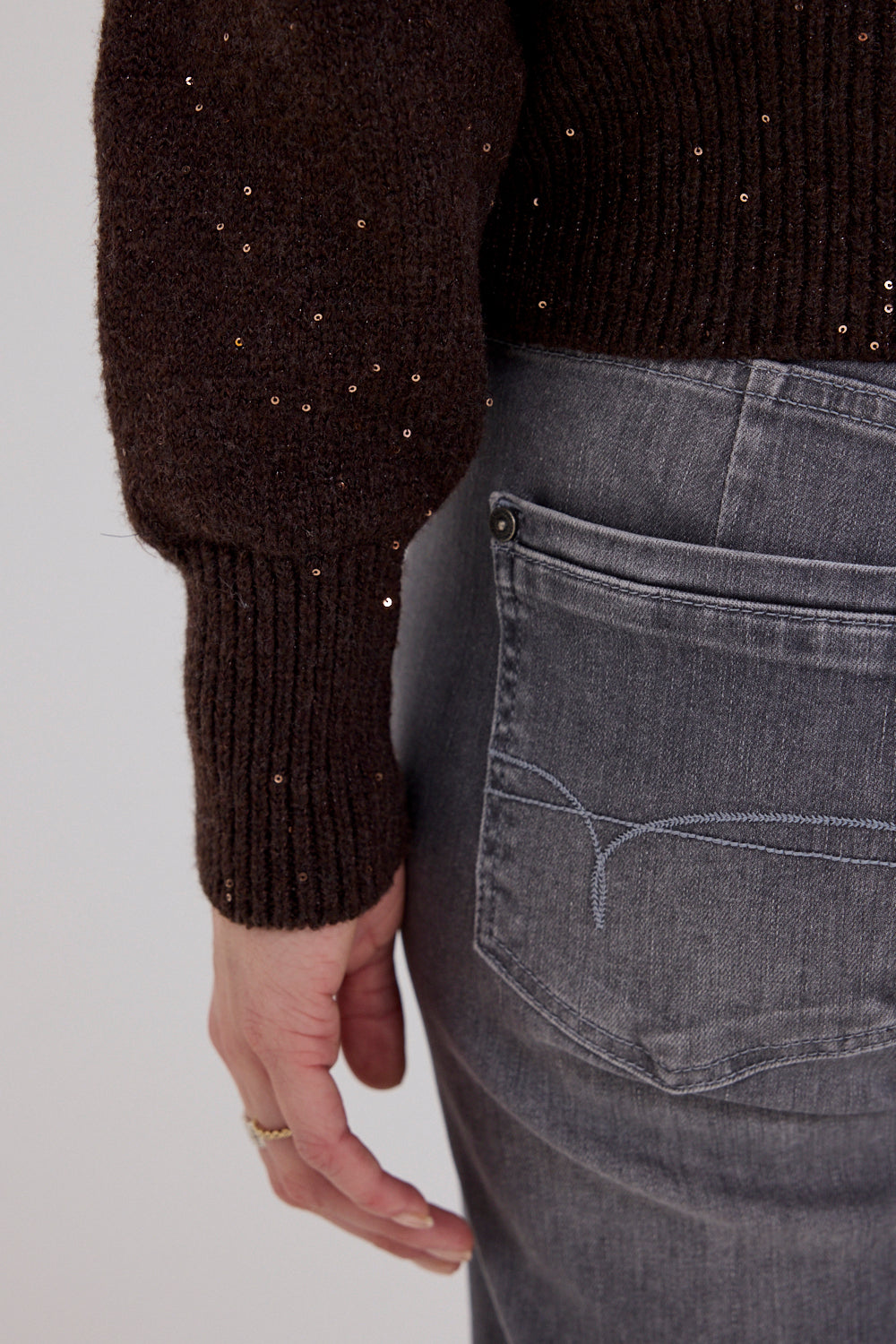 https://content.storeinfo.nl/applicatie/img/978/20260821173522_896242_Tramontanafancybuttoncardigan3.jpg