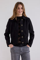 https://content.storeinfo.nl/applicatie/img/978/20260821174118_904440_Tramontanajacketribbottomblack.jpg