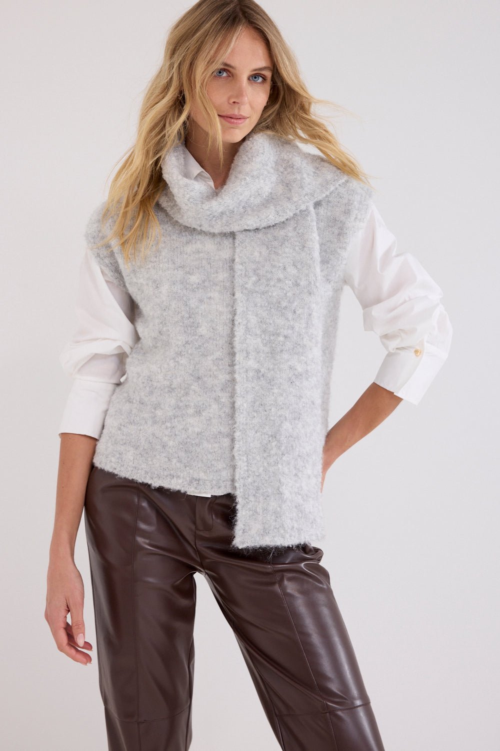 https://content.storeinfo.nl/applicatie/img/978/20260821174643_897991_Tramontanasleevelessjumperscarf.jpg