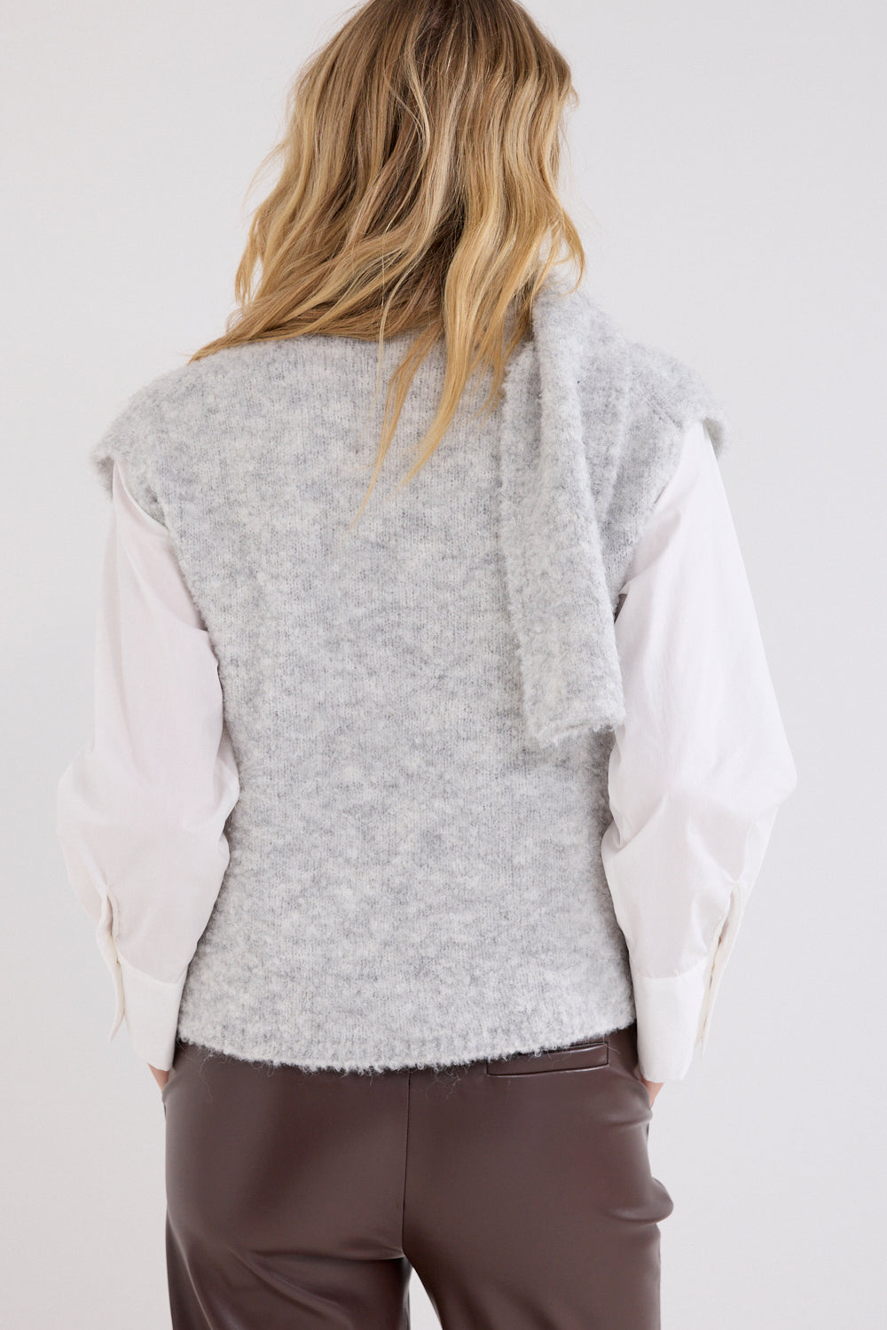 https://content.storeinfo.nl/applicatie/img/978/20260821174651_901256_Tramontanasleevelessjumperscarf2.jpg