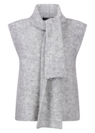 https://content.storeinfo.nl/applicatie/img/978/20260821174655_901290_Tramontanasleevelessjumperscarf3.jpg
