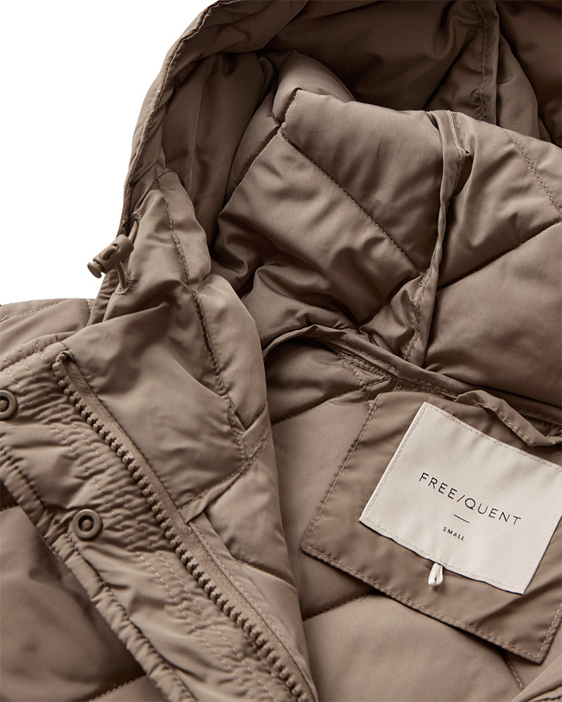 https://content.storeinfo.nl/applicatie/img/978/20260823144307_447706_packshot22116778343Details1FQOLGAJACKETDesertTaupe.jpg