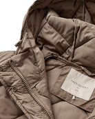 https://content.storeinfo.nl/applicatie/img/978/20260823144307_447706_packshot22116778343Details1FQOLGAJACKETDesertTaupe.jpg
