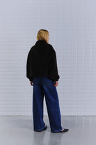 https://content.storeinfo.nl/applicatie/img/978/20260902152522_1261834_WblnohrFauxFurJacketDarkBrown9.jpg