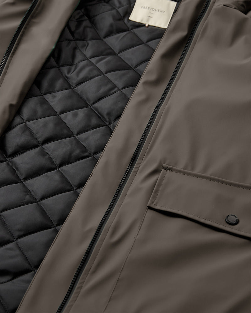 https://content.storeinfo.nl/applicatie/img/978/20260904134357_951974_packshot22073208348Details1FQRAINJACKETMorel.jpg