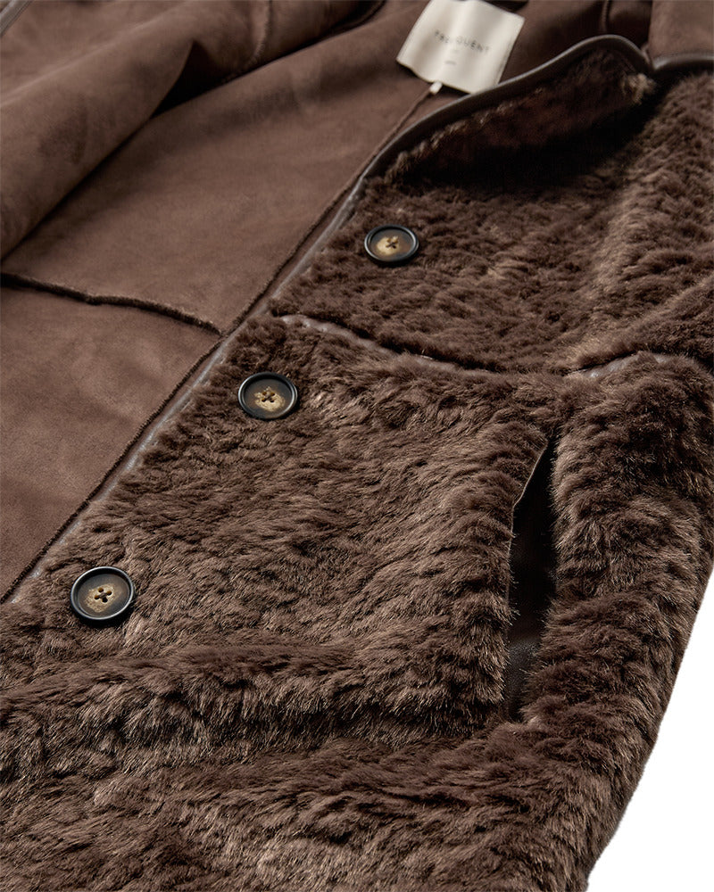 https://content.storeinfo.nl/applicatie/img/978/20260904134842_954582_packshot22115208348Details1FQLODDYJACKETMorel.jpg