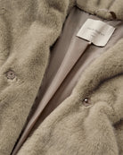 https://content.storeinfo.nl/applicatie/img/978/20260920132432_3231300_packshot22115243460Details1FQMINKYJACKETSilverMink.jpg