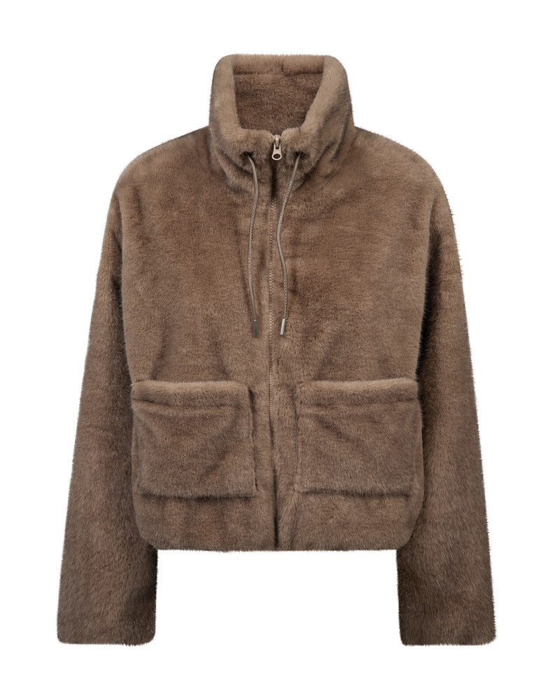 https://content.storeinfo.nl/applicatie/img/978/20260920132540_3231300_packshot22124043460Front1FQMINKYJACKETSilverMink.jpg