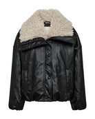 https://content.storeinfo.nl/applicatie/img/978/20260926132959_302057_packshot22120449119Front1FQGLOSSJACKETBlackw.Moonbeam.jpg