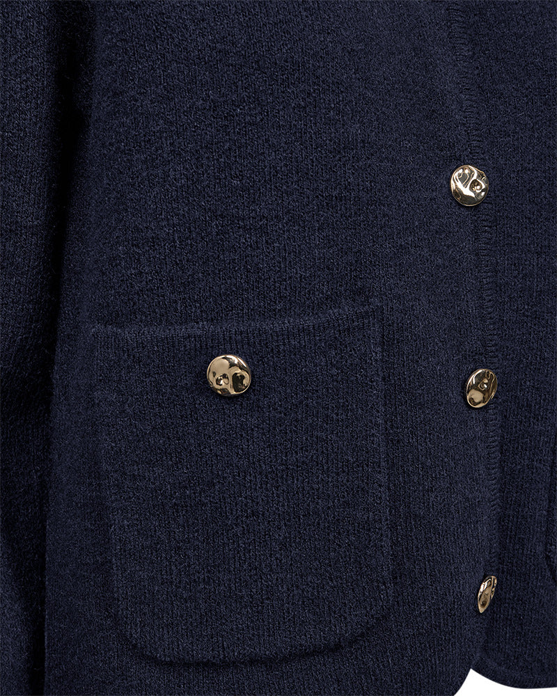 https://content.storeinfo.nl/applicatie/img/978/20261017121531_708368_packshot22073247011Details1FQZANA-CARDIGAN-Navy-Blazer.jpg