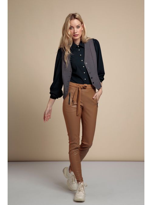 inhalen voorkant Albany Studio Anneloes Margot faux leather trousers